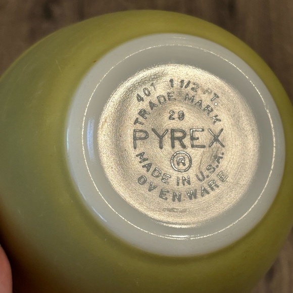 Vintage Pyrex Verde Avocado Olive Green Nesting Mixing Bowl #401 1.5 Pt - Picture 5 of 7